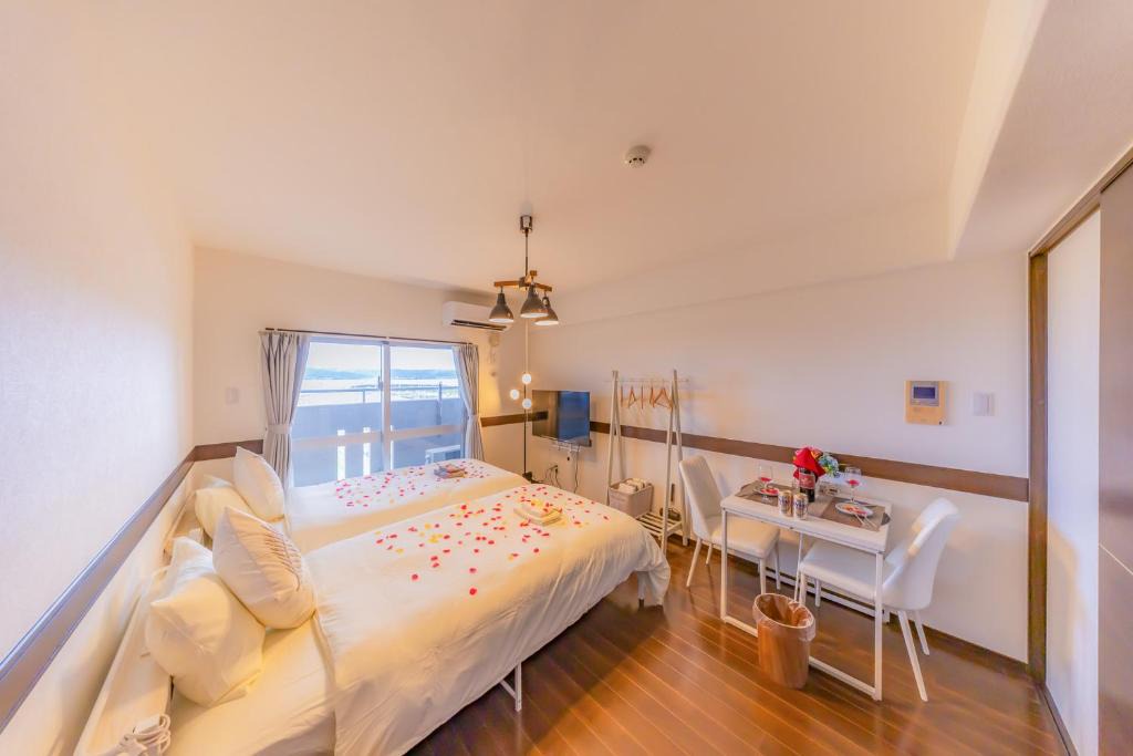 Yonabaru Apartment | オーシャンビュー窓から見える景色を思い出に the琉球タワー10E