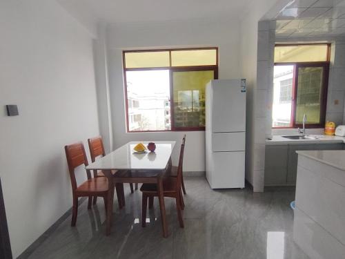 Baoting Li and Miao Autonomous County Apartment | 椰风山景居