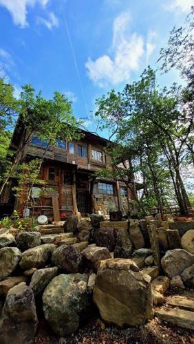 Sado Cabin | 離島でオフグリットなスローライフを味わえる山奥の手作り一軒宿 古道具と手仕事の宿ねまりや