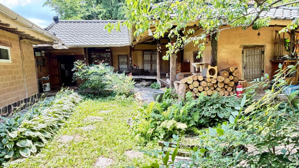 Seorak House | 가평 야옹이네 Near Seoul Healing Stay Cats, BBQ, Korean Firepit Nights
