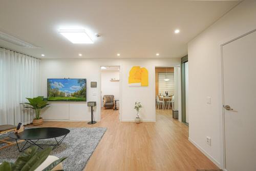 Suyeong-Gu House | 광안606 Gwangan-ri 4 Rooms accommodationㅡ2 minutes from Exit 1 of Gwangan StationㅡPrime Location
