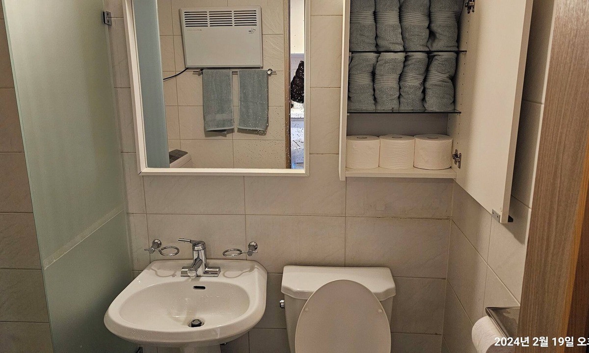 Seogyo-dong Apartment | 인천공항에서 직접 연결 될 수 있고, 비나 눈을 맞지 않고 올 수 있는 숙소. 어디든 갈 수 있는 지하철이나 버스가 1분 거리에 있는 숙소.
