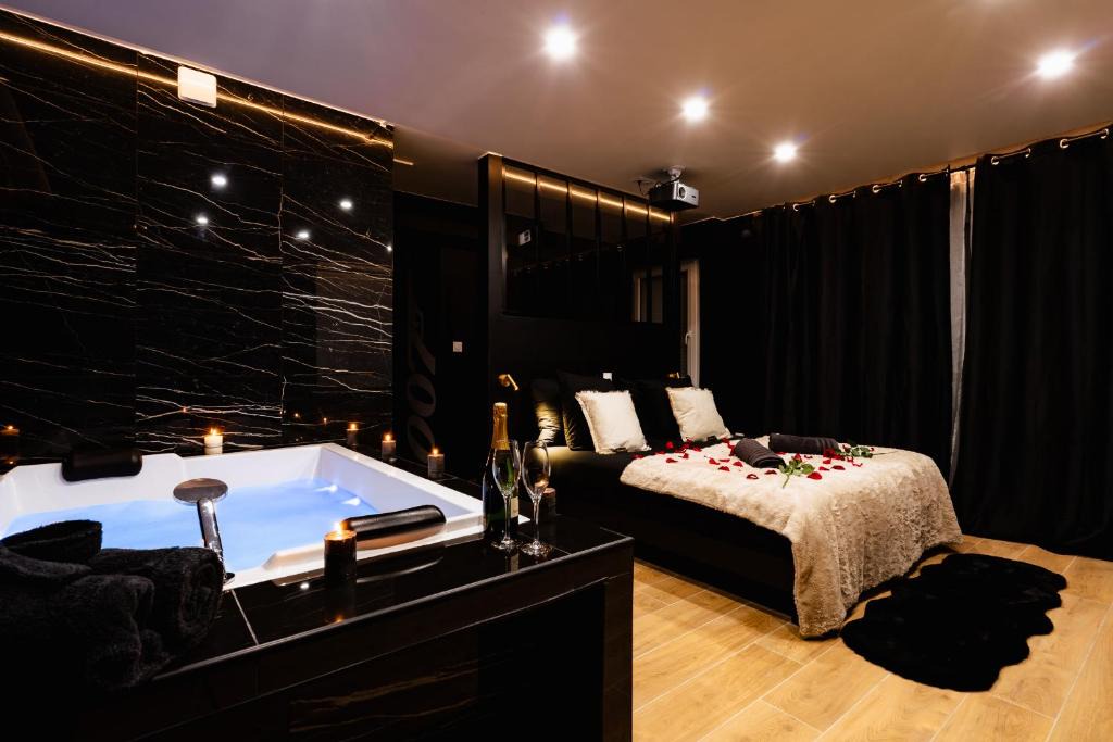 Pyramides Apartment | 007 Loveroom Secrète Jacuzzi privé Cinéma 4K