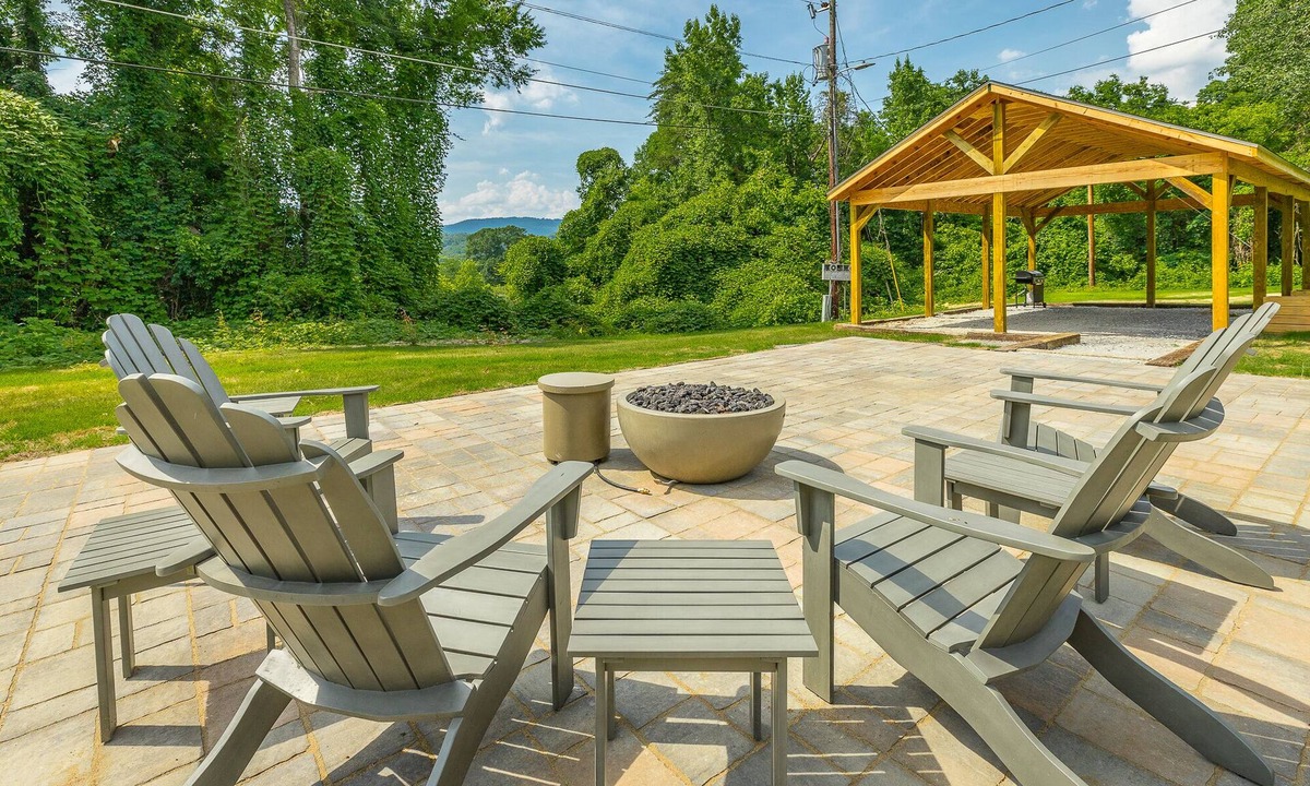Chattanooga Cabin | 01: The Eames Suite - Vacation Rental