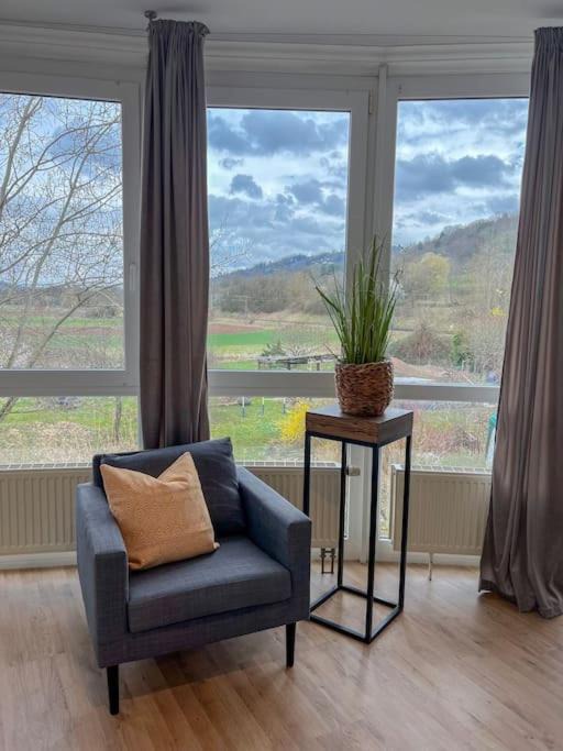 Beutelsbach Apartment | 02 Modernes Apartment mit Balkon, Parkplatz und Smart Tv bis zu 10 Personen