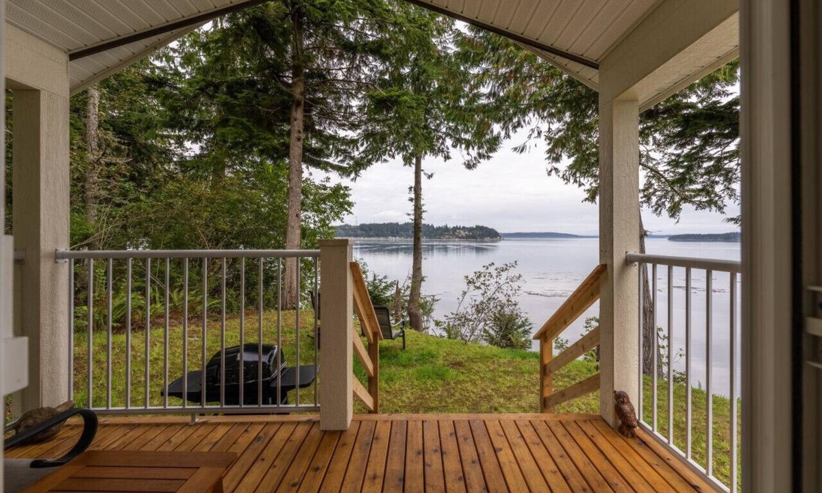 Regional District of Mount Waddington Apartment | 04 - Eagle`s Nest Cottage By The Sea at Alder Bay