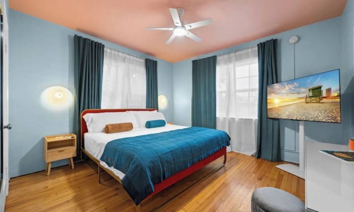 North Beach Hotel | #07 Corner Unit in Mid-century Art-Déco building KingBed EnSuiteBath PetsOK