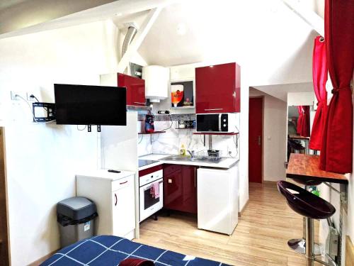 Razac-sur-l'Isle Apartment | 08 - Joli studio avec clim et tout équipé pour 2 personnes, lit double, parking privatif gratuit, grand fourgon possible, tout le linge de maison est fourni