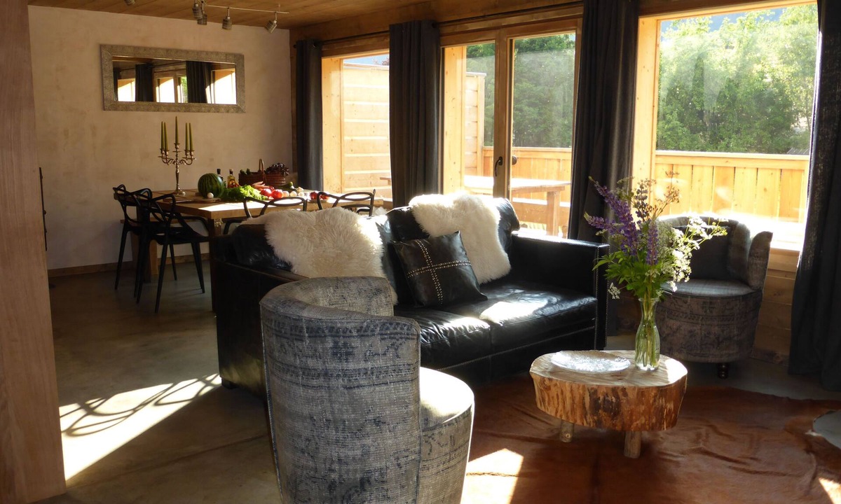 Chamonix City Centre Ski Chalet | 1/2 Chalet close to the center, quiet, private parking, 4 bedrooms 2 bathrooms