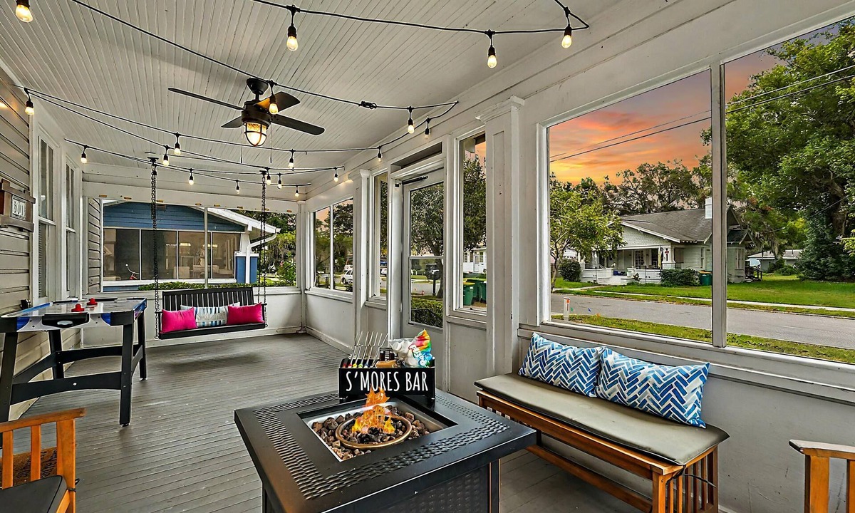 Eustis House | 1/2 mile to Downtown Eustis~2 FirePits~Air Hockey~Cozy Screen Porch~Historic