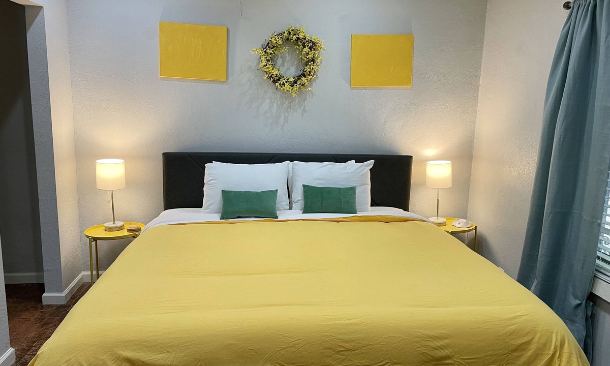 West Old Town Apartment | #1: 2bd/2ba, Walk to Old Town, AC/laundry/King bed