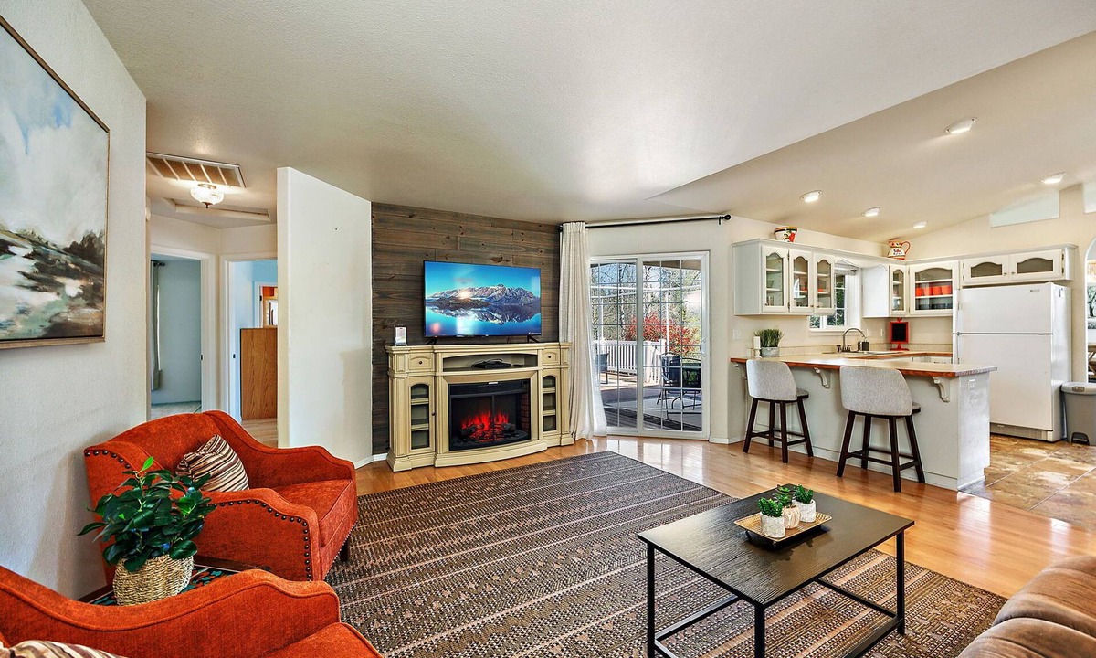 Grants Pass House | 1 Acre with a seasonal creek. 3 min to I5 freeway. 8 Minutes to the Rogue River