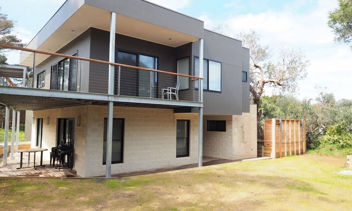 Sandy Point House | 1 Anderson Ave Stay 3 Pay 2 Winter Special