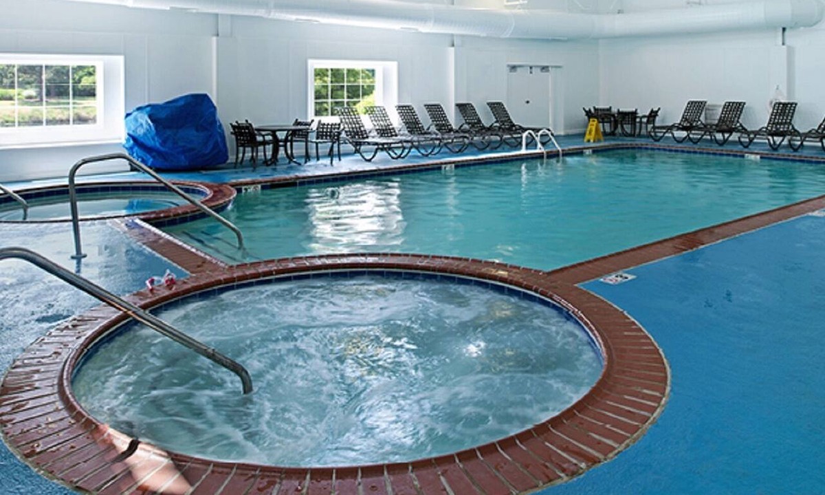 Berkeley Condo | 1 BDRM CONDO ~HISTORIC POWHATAN RESORT~ INDOOR & OUTDOOR POOLS & HOT TUBS!