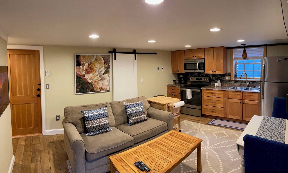 North Beach/Blue Ridge Apartment | ✔️1 bed/bath unit with washer/dryer, & private entrance in a quiet neighborhood.