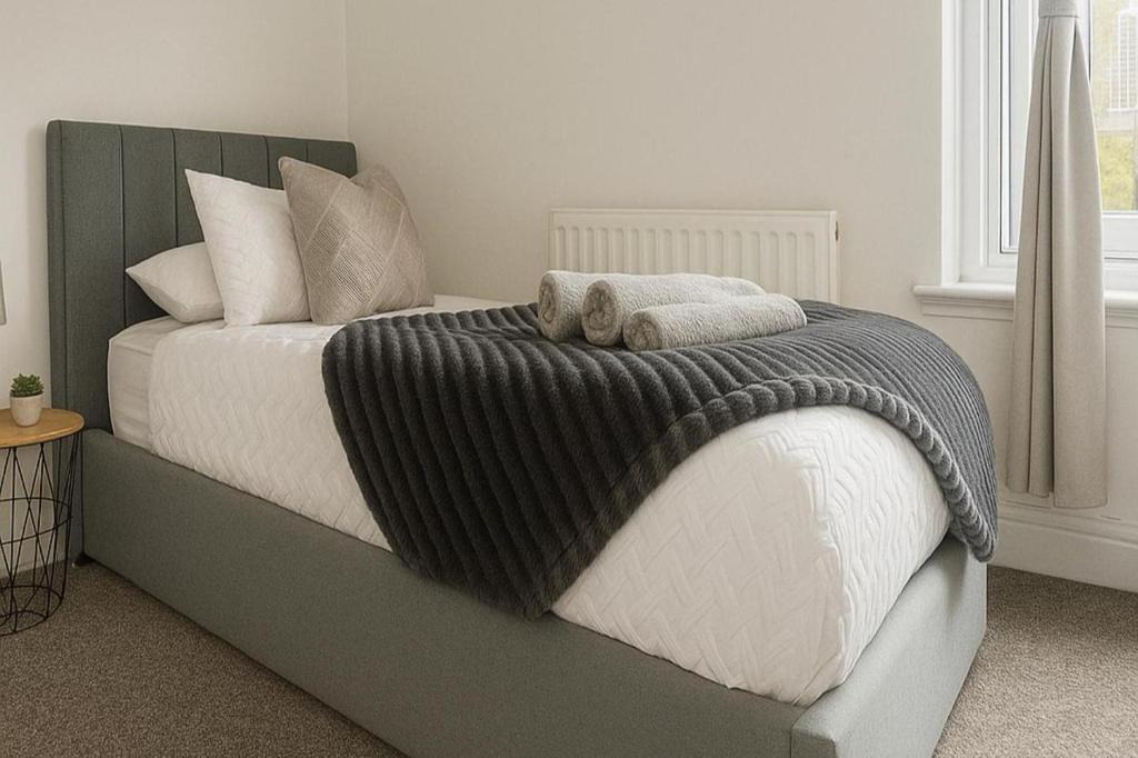South Shields Apartment | 1 Bed Flat - Sleeps 3 - Parking - Pet friendly