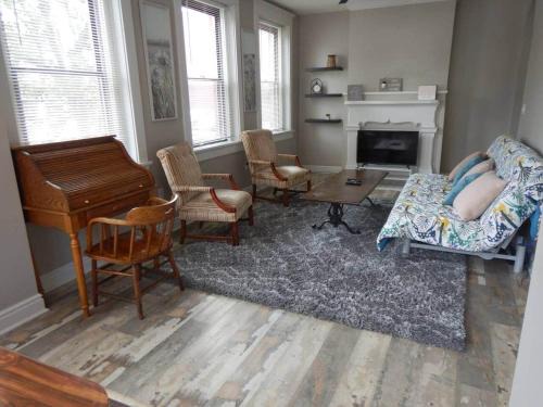 East Allegheny Apartment | 1 Bed, idyllic, stadiums, free parking, & Pets OK