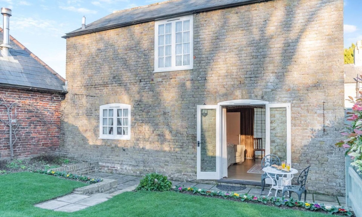 Martin Cottage | 1 Bed in Sutton (oc-u30398)