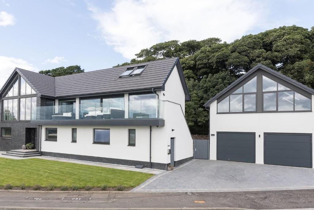 St. Davids Apartment | 1 Bed Studio - Sleeps 4 - Parking - Wifi