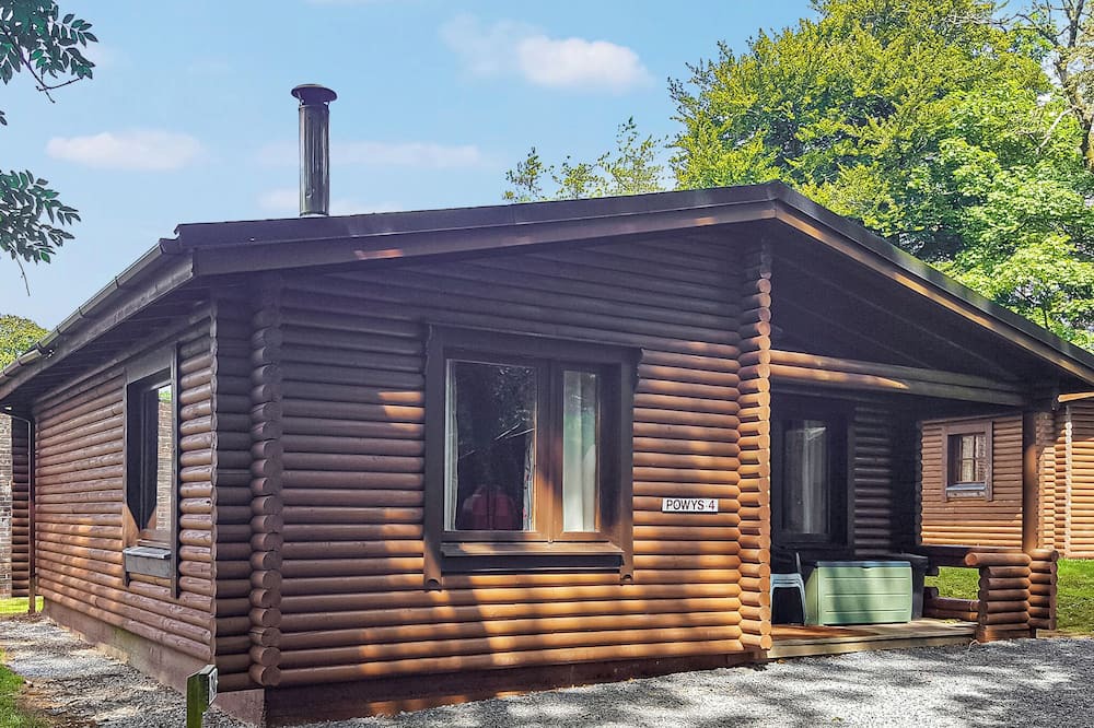 Pentrefelin Ski Chalet | 1 bedroom accommodation in Llandeilo, Nr Carmarthen