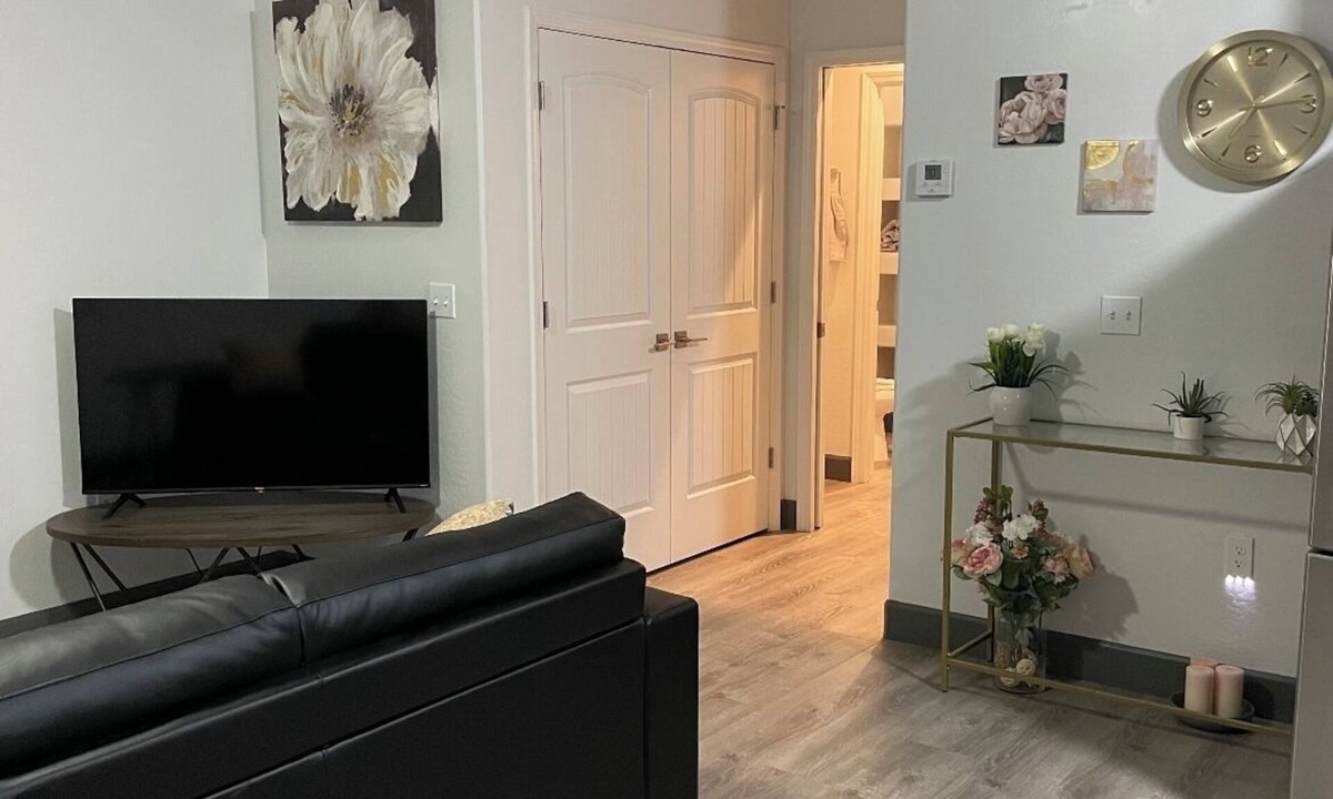 North Mountain Apartment | 1 bedroom apt on 3rd floor. North Central location . Near shops, restaurants.