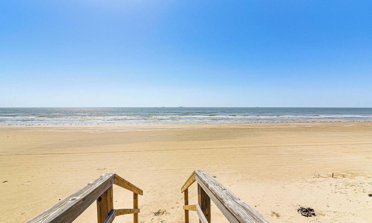 Surfside Beach Cottage | 1 Block to Surfside Beach: Home w/Gulf Views!