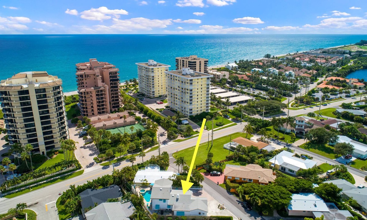 Juno Beach House | 1 Block Walk to Beach ~Private Pool ~ King Bed