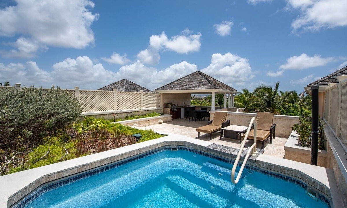 Diamond Valley Resort | 1 br Deluxe Penthouse with pool roof deck-Residences in the park