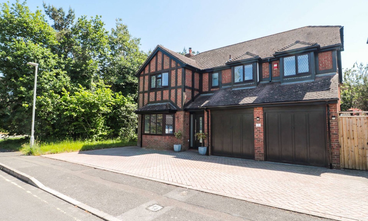 Poole Cottage | 1 CHARLOTTE CLOSE, family friendly in Talbot Village, Poole