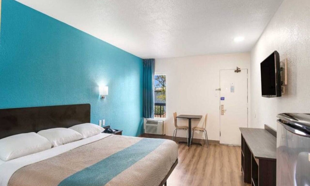 Lexington Apartment | 1 King Bed | Non-Smoking, Micfridge