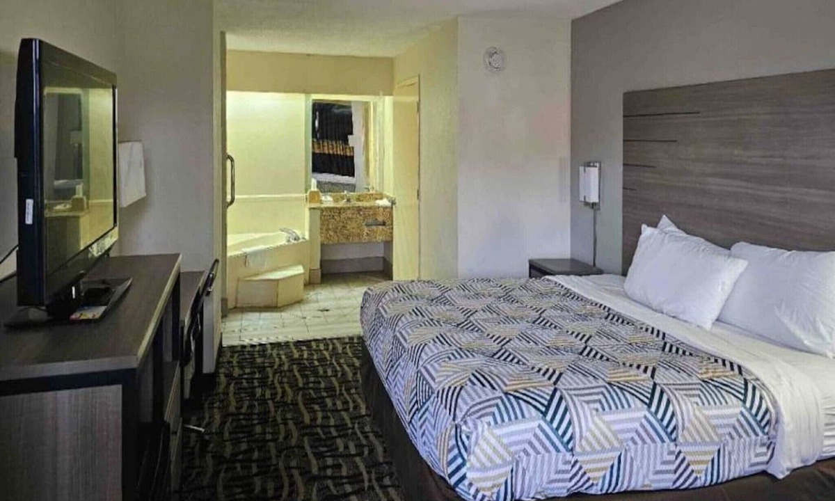 Jackson Apartment | 1 King Bed | Smoking, Micfridge