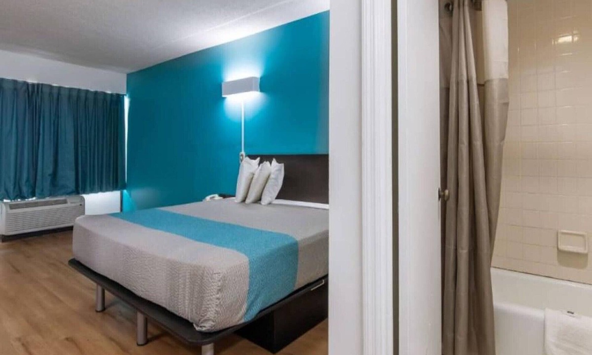 Macon Apartment | 1 King Bed | Smoking