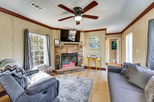 Old Town House | < 1 Mi From Suwannee River, Hideaway w/Lanai