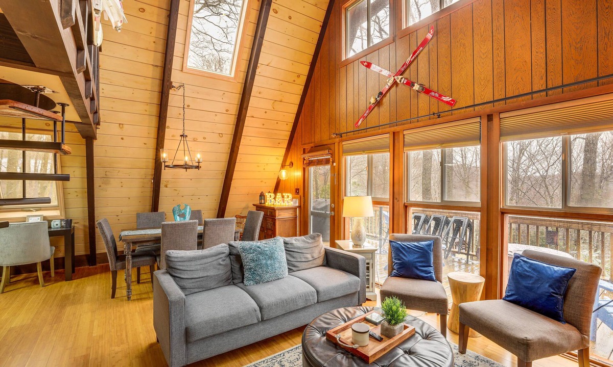 Charter Hills Cabin | 1 Mi to Beech Mtn! Family Retreat w/Hot Tub