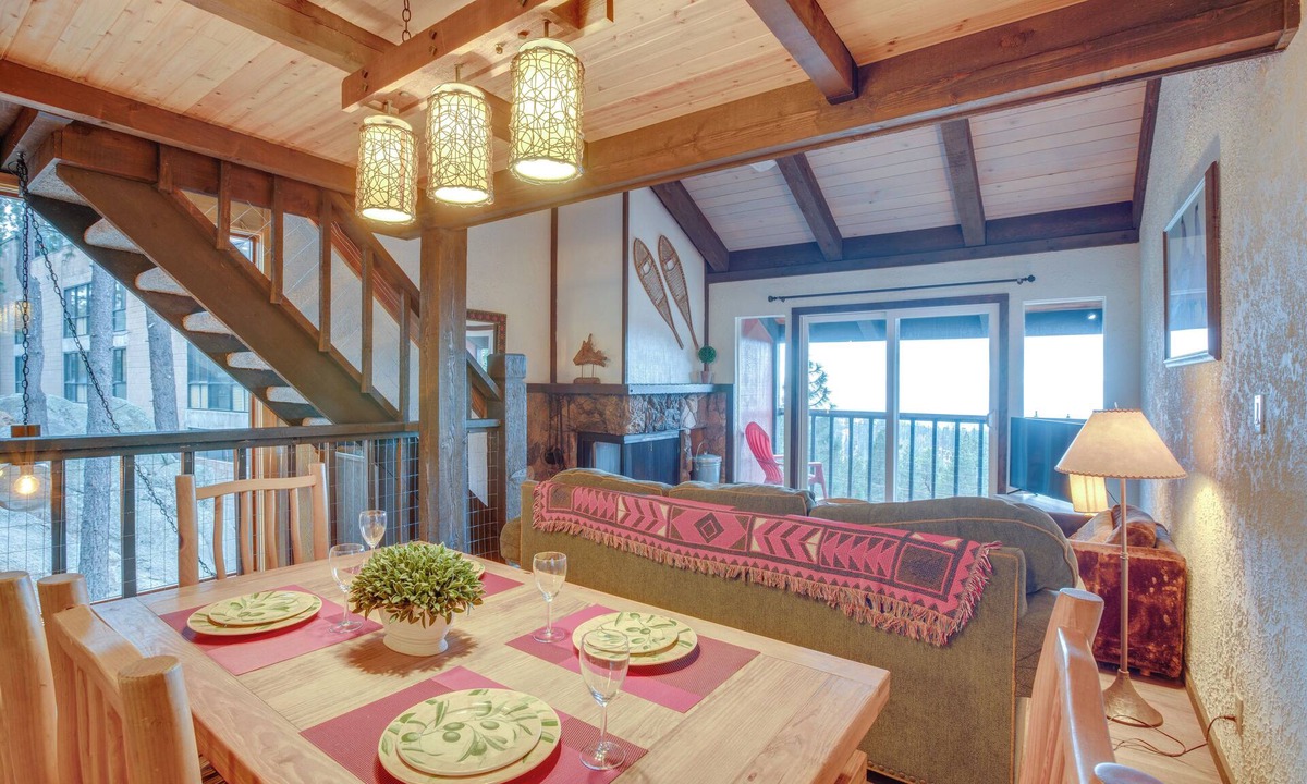 Tahoe Village Apartment | 1 Mi to Stagecoach Lift! Homey Tahoe Townhome