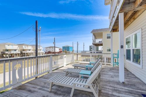 Surfside Beach House | 1 Min Walk to Beach: A Surfside Beach Favorite!
