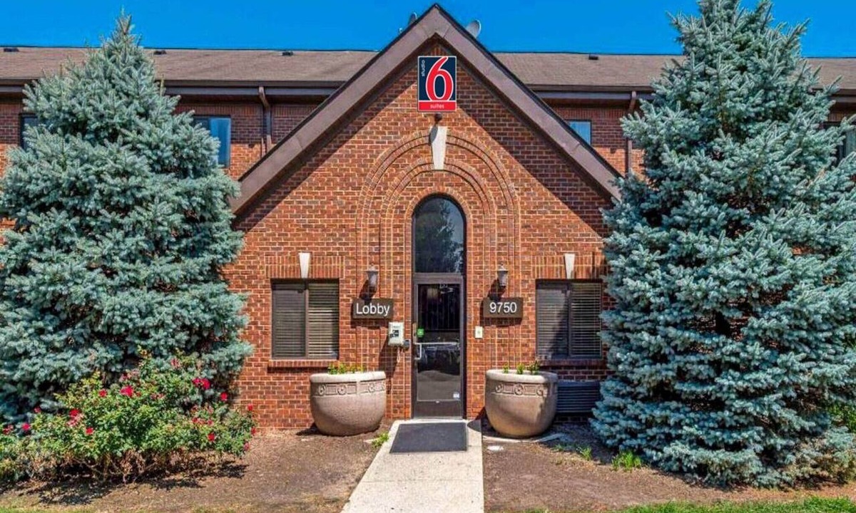 Indianapolis Apartment | 1 Queen Bed | Mobil Access Tub Ste Smk Ktchn