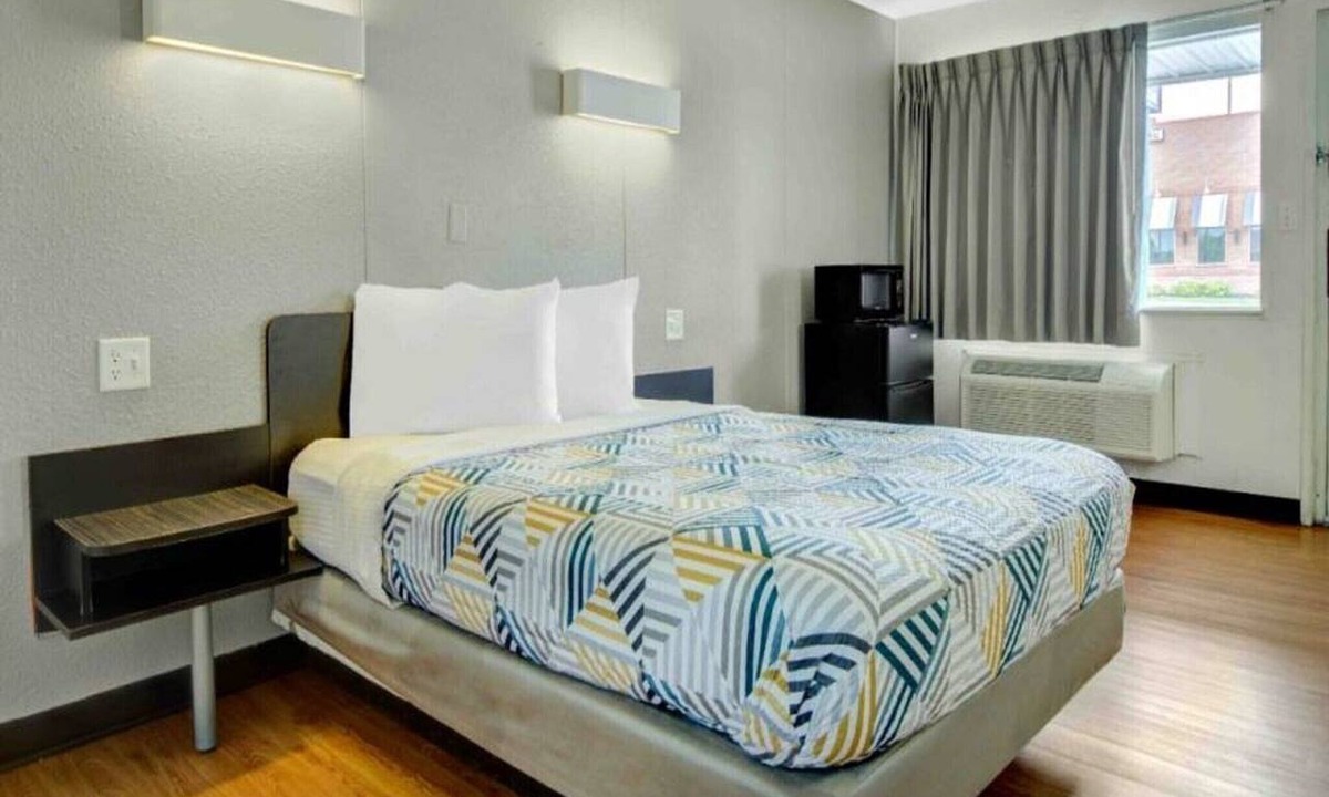 Lima Apartment | 1 Queen Bed | Smoking