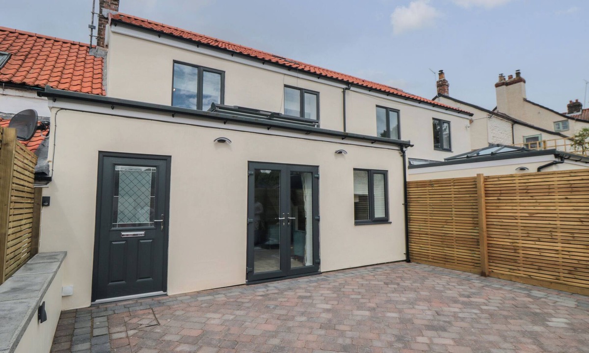 Langtoft Cottage | 1 STAVELEY COTTAGES, pet friendly, with a garden in Great Driffield