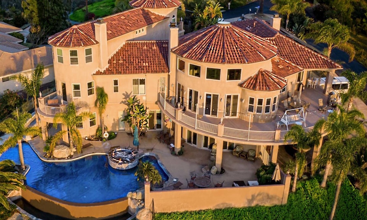 Fallbrook House | 10,000 ft² view estate with 7 Bdm Suites, Resort Pool, Theatre, Gym, Game Room!