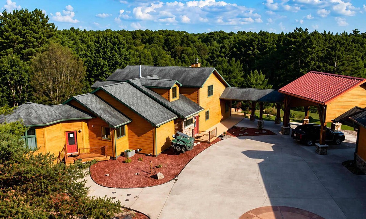 Wisconsin Dells House | 10-Acre Private Resort: Hot Tub & Pickleball