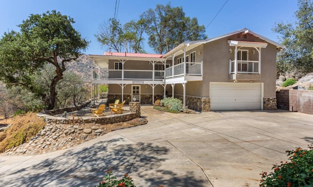 Kaweah House | 10 Mi Sequoia National Park Entrance, Deck w/View