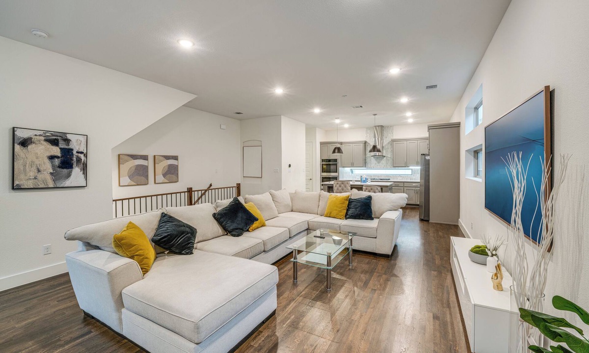Park Central House | 10 Mi to Dtwn Dallas: Sleek Retreat w/Balcony