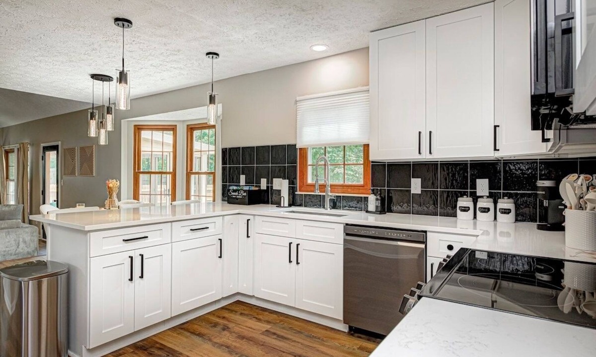 Oakland Hills at Geist House | 10%OFF Monthly stay|Mordernhome|King-Bed|Sleeps12