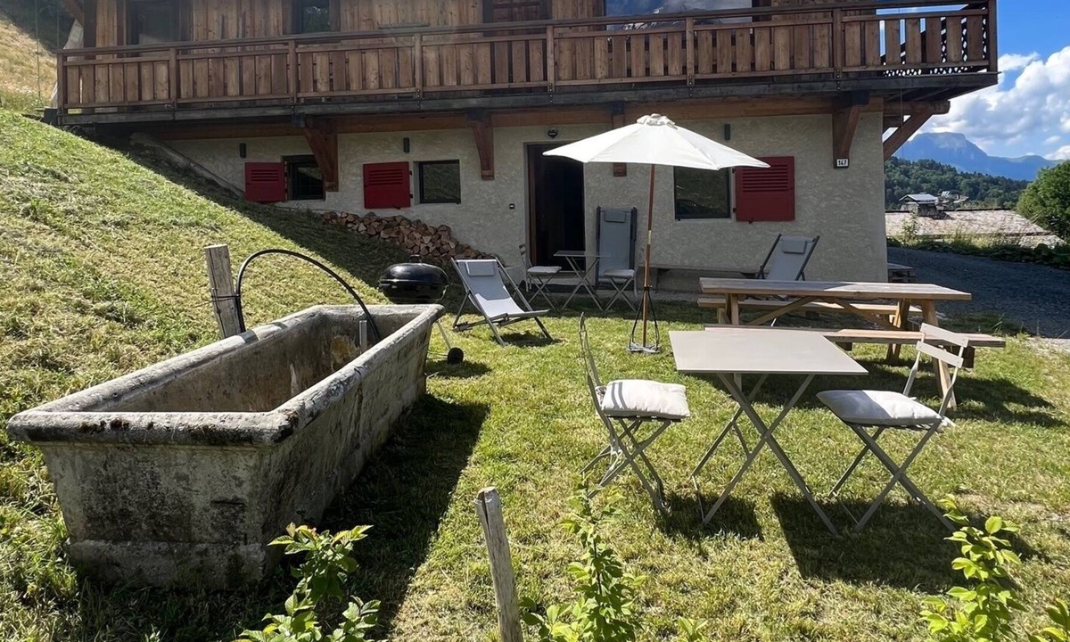 Saint-Nicolas-de-Veroce Apartment | 10-person apartment in the ground floor of a farmhouse with garden at the foot of Mont Blanc