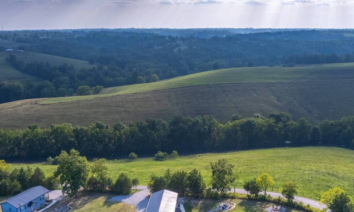 Jonesville House | 100 Acre Relaxing Retreat Near ARK- Four Houses Sleeps 36!