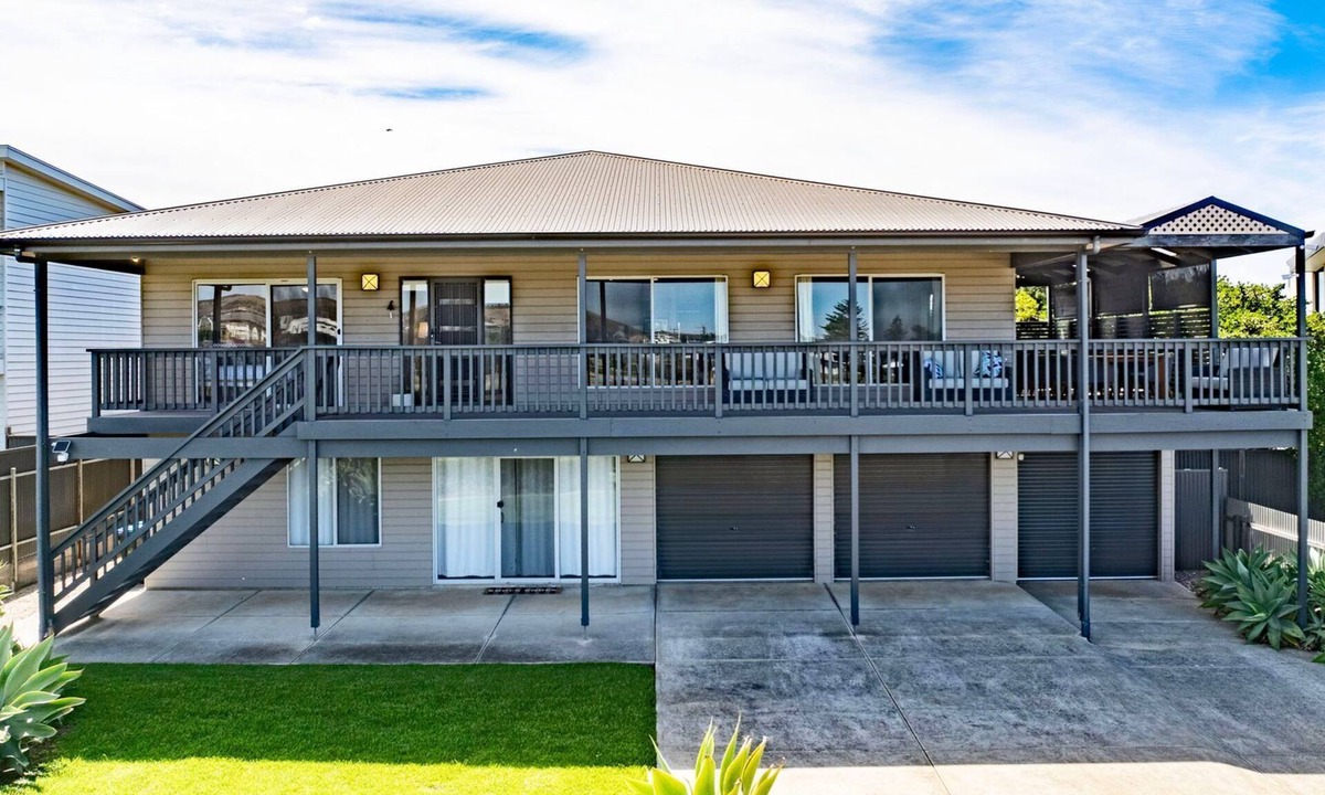 Middleton House | 101 Padman Crs, Middleton
