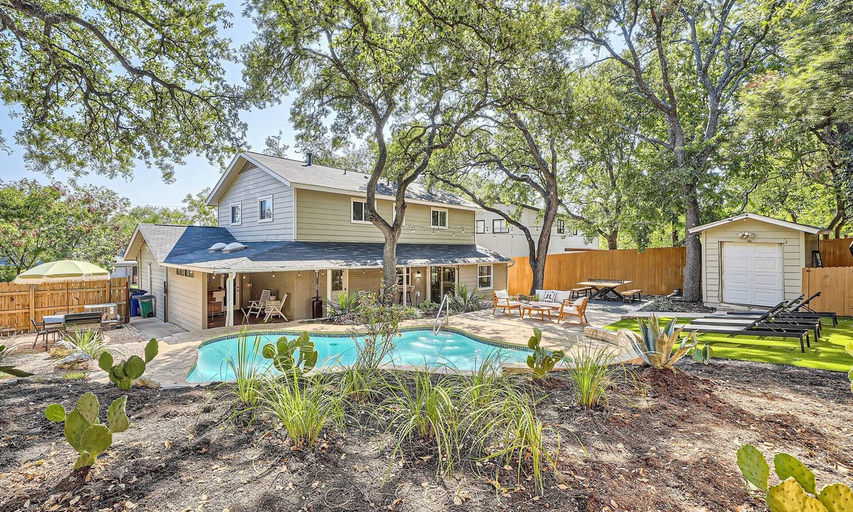 Sweetbriar House | 10BD Western Luxe Oasis w/Pool, Huge Backyard, PingPong, Grill, 10 Min to DT