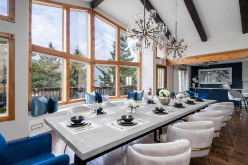 The Blue Mountains Ski Chalet | 10BR Chalet with Swim Spa Sauna Cinema and Firepit