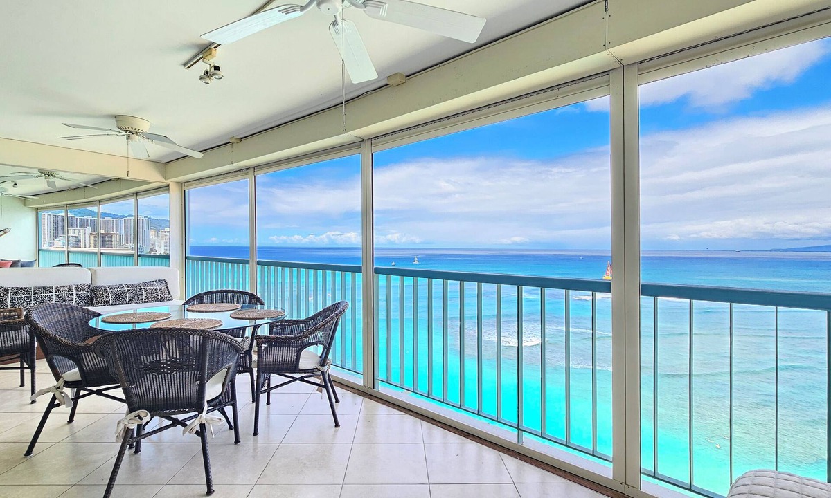 Diamond Head - Kapahulu - St. Louis Condo | 11th Floor King Bed Beachfront Condo at Sans Souci